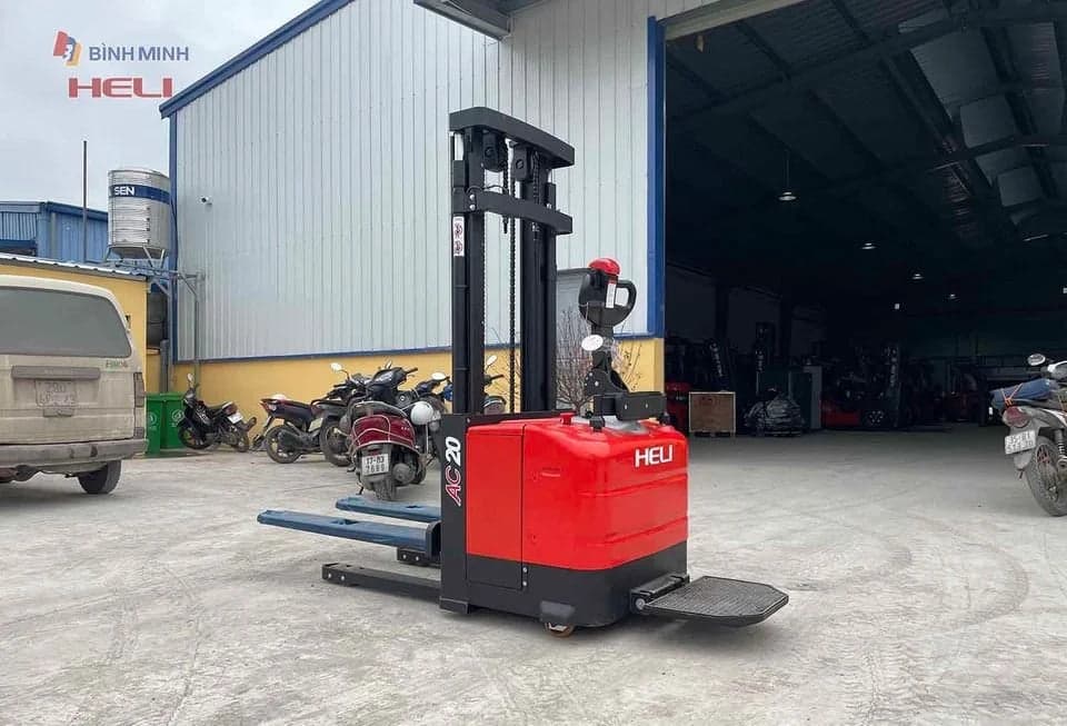Các loại xe nâng điện đứng lái từ A-Z