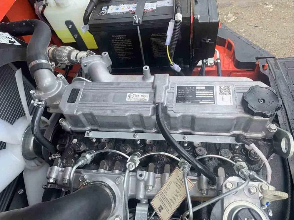 So sánh động cơ Mitsubishi S4S và Isuzu C240?